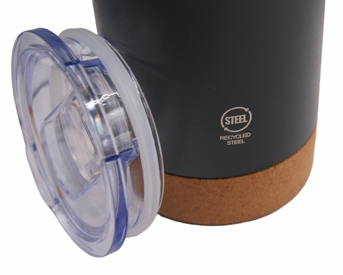 Detalle de tapa y base de corcho antideslizante de la taza térmica de acero inoxidable Dipso Cork 600ml gris plomo.